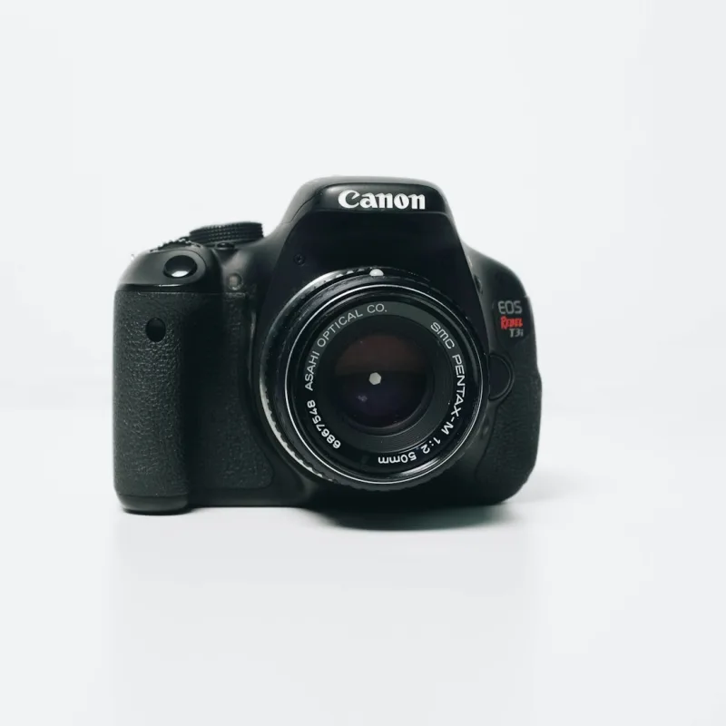 كاميرا DSLR بدقة 24MP مع عدسة 18-55mm